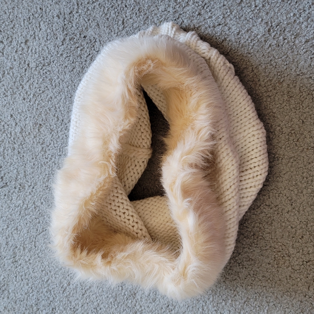 Mossimo Women’s Ivory White Mixed Yarns Loop Scarf Faux fur